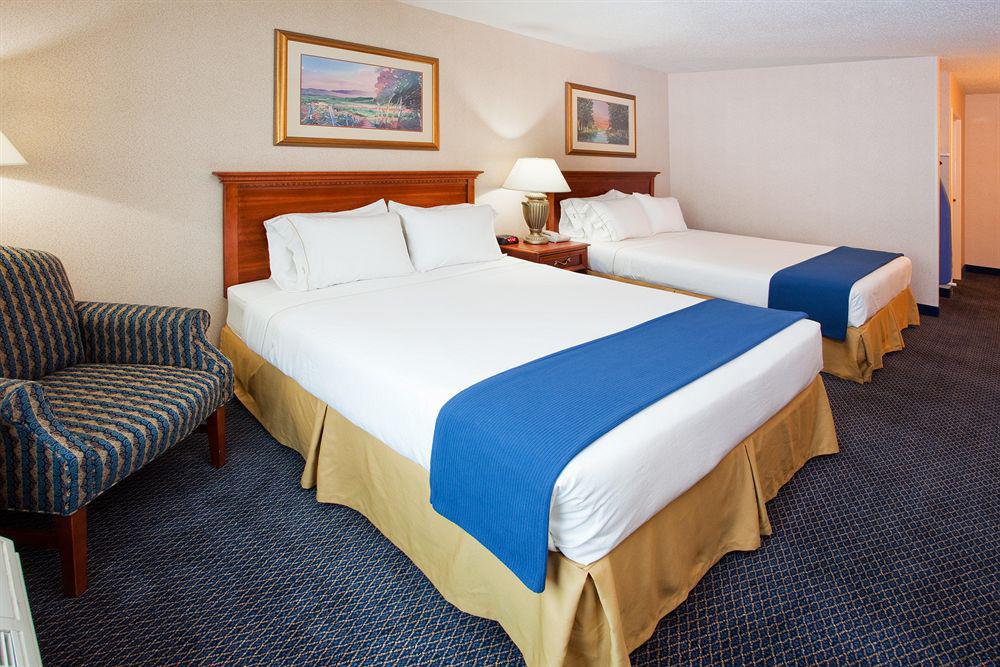 Holiday Inn Express Hotel & Suites Grand Rapids-North By Ihg Walker Room photo