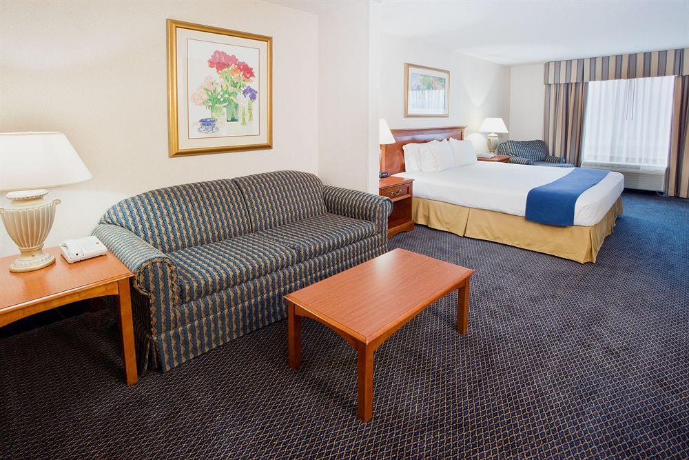 Holiday Inn Express Hotel & Suites Grand Rapids-North By Ihg Walker Room photo