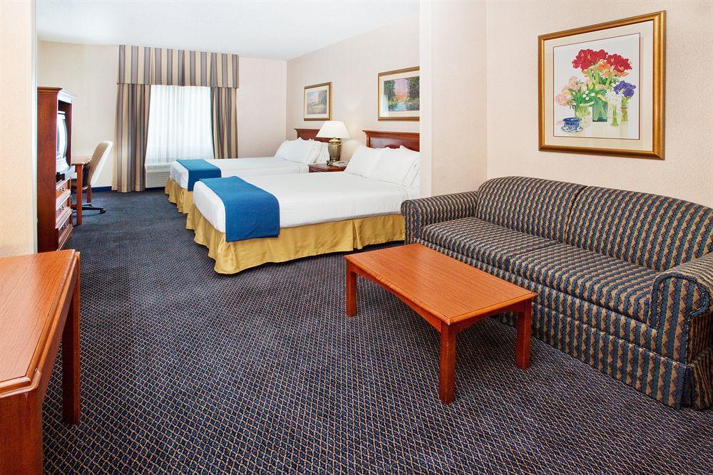 Holiday Inn Express Hotel & Suites Grand Rapids-North By Ihg Walker Room photo