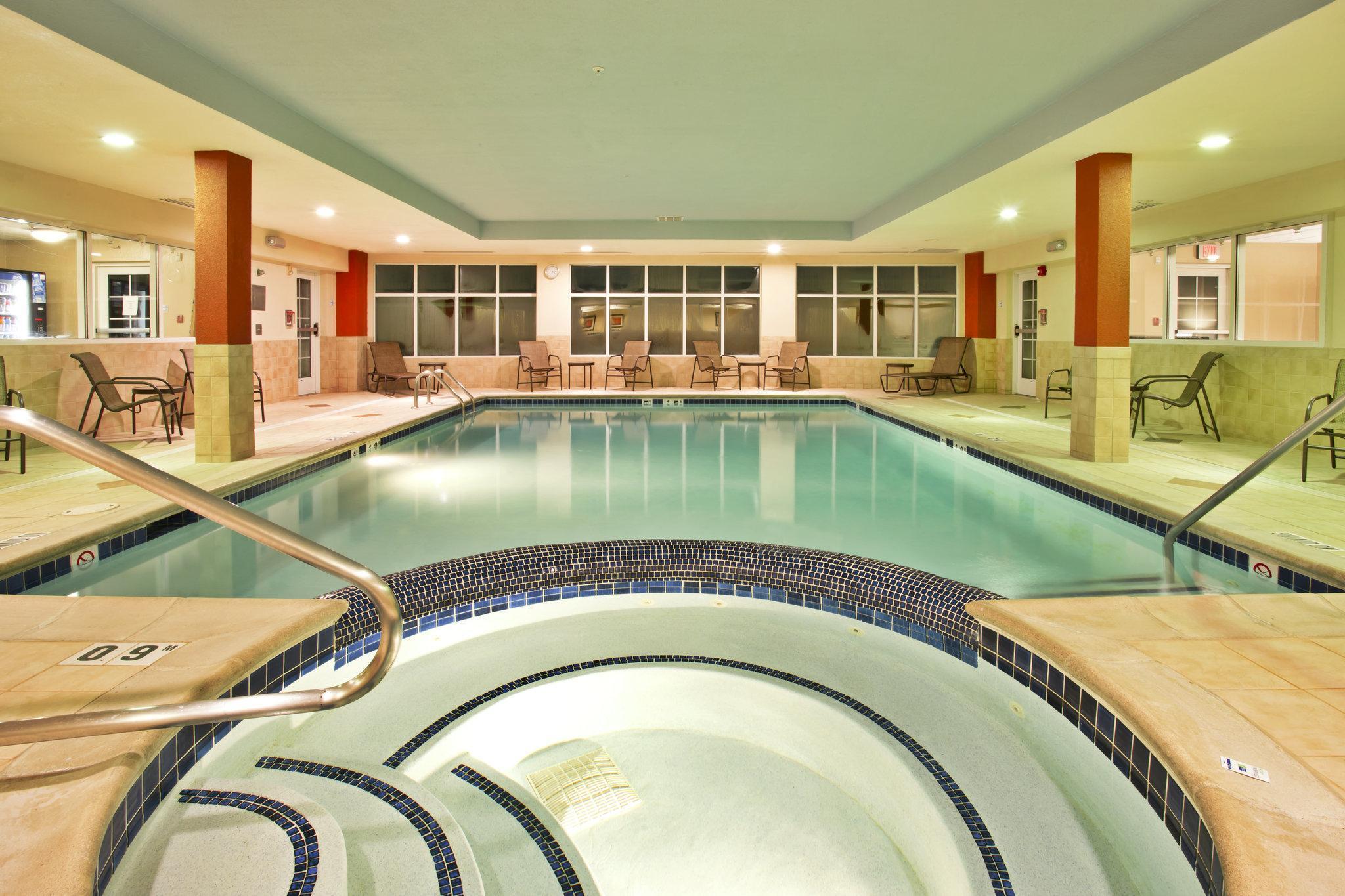 Holiday Inn Express Hotel & Suites Grand Rapids-North By Ihg Walker Exterior photo
