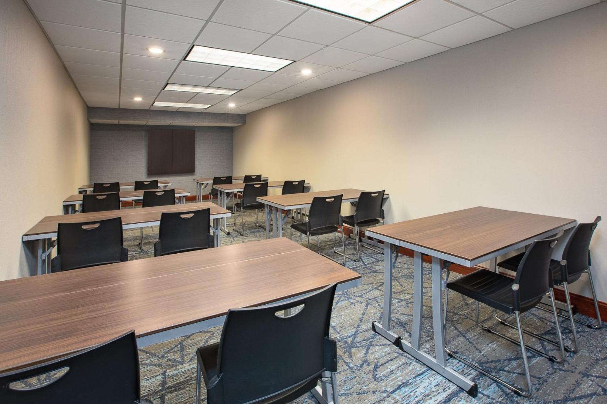 Holiday Inn Express Hotel & Suites Grand Rapids-North By Ihg Walker Exterior photo
